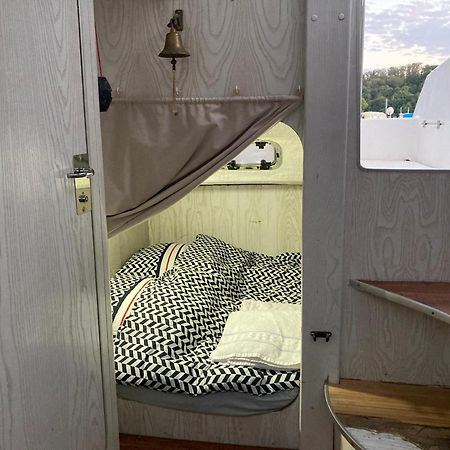Bateau-Gite Sur Le Halage De La Mayenne L'Huisserie المظهر الخارجي الصورة